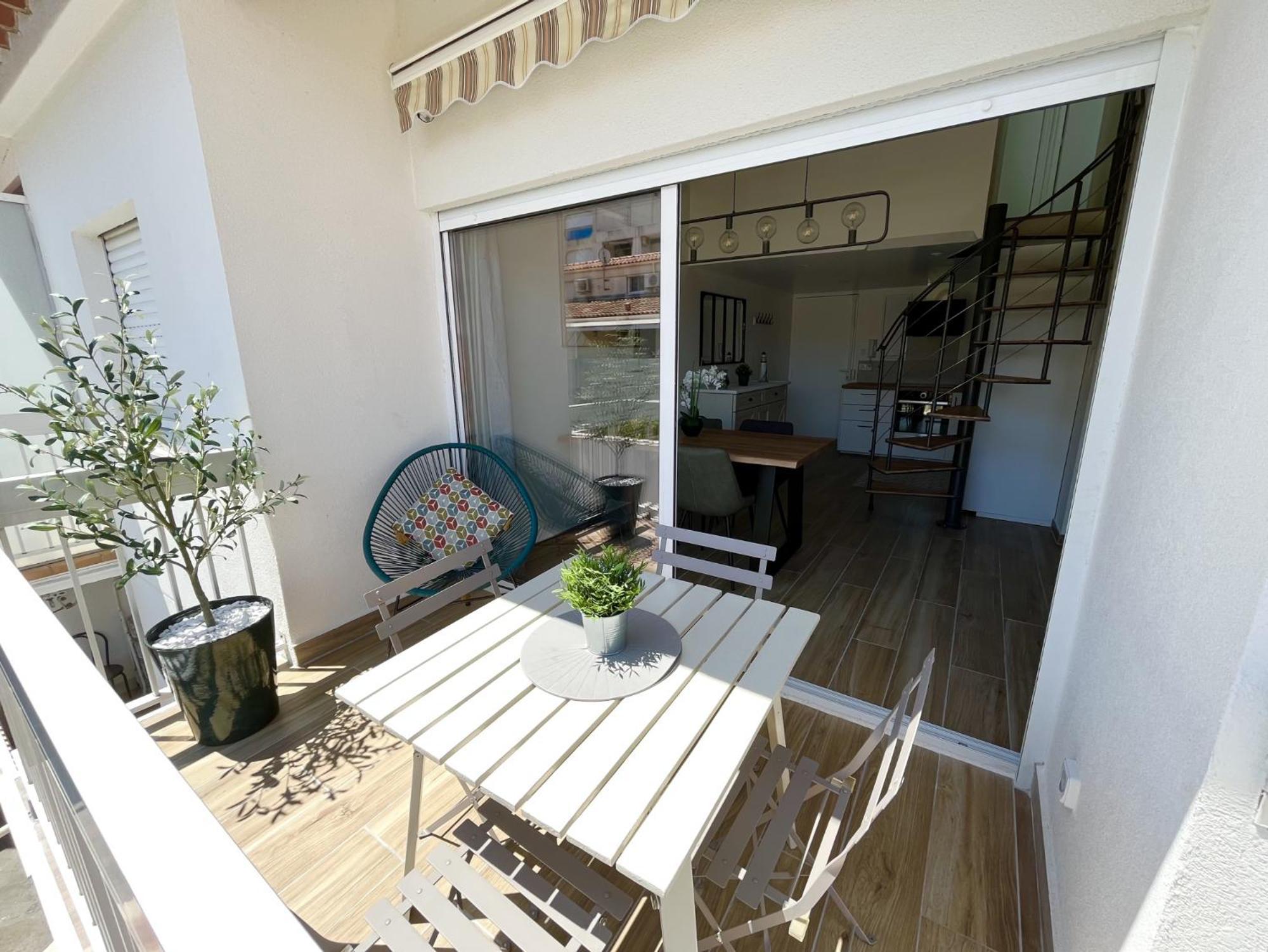 Duplex Centre Ville - 50M De La Plage - Clim - Garage - Netflix Le Grau-du-Roi Room photo